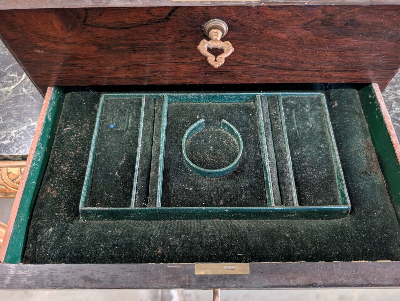 Scatolina Portagioielli In Legno Di Palissandro Indiano Fatta A Mano, 10 Cm, Con Dettagli In Ottone E Interno In Velluto, Perfetta Per Anelli, Collane, Tarocchi O Come Scrigno Regalo Elegante